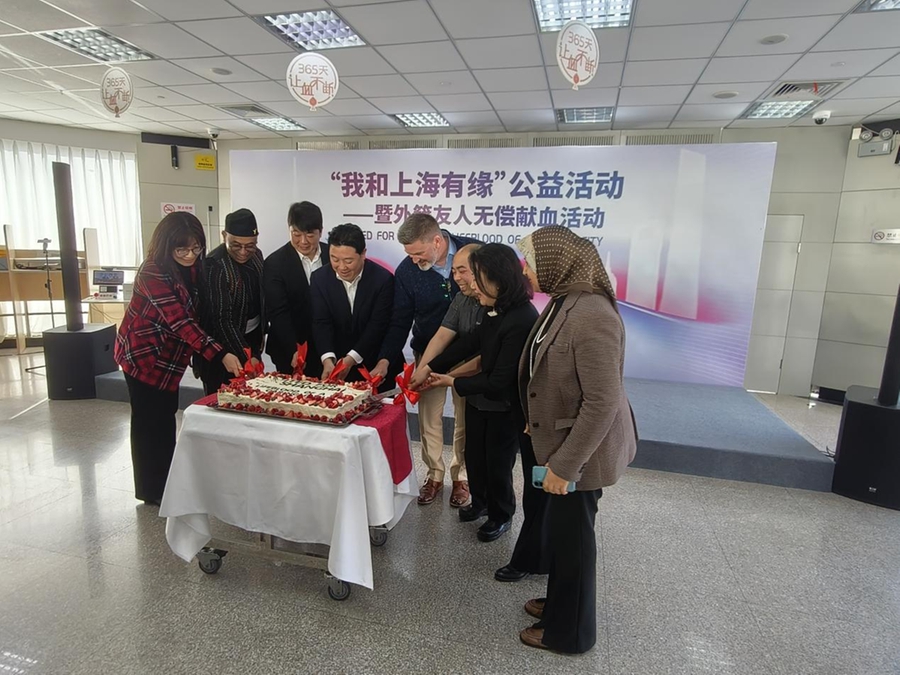 Expats donate blood at Shanghai charity event2.jpg