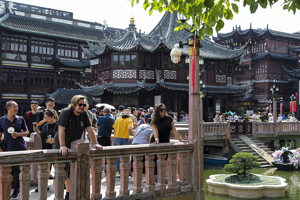 Shanghai experiences tourism boom during National Day and Mid-Autumn Festival holiday