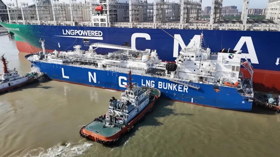 Ship and air traffic surge in Shanghai amid logistics push.jpg