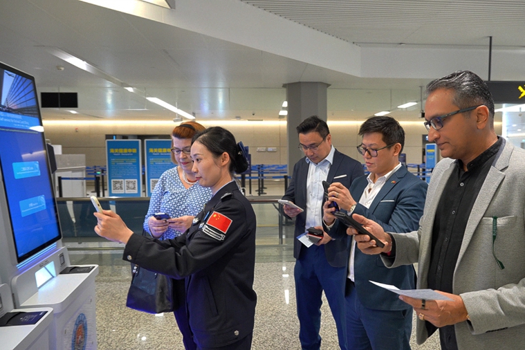 Intl visitors benefit from enhanced services in Shanghai