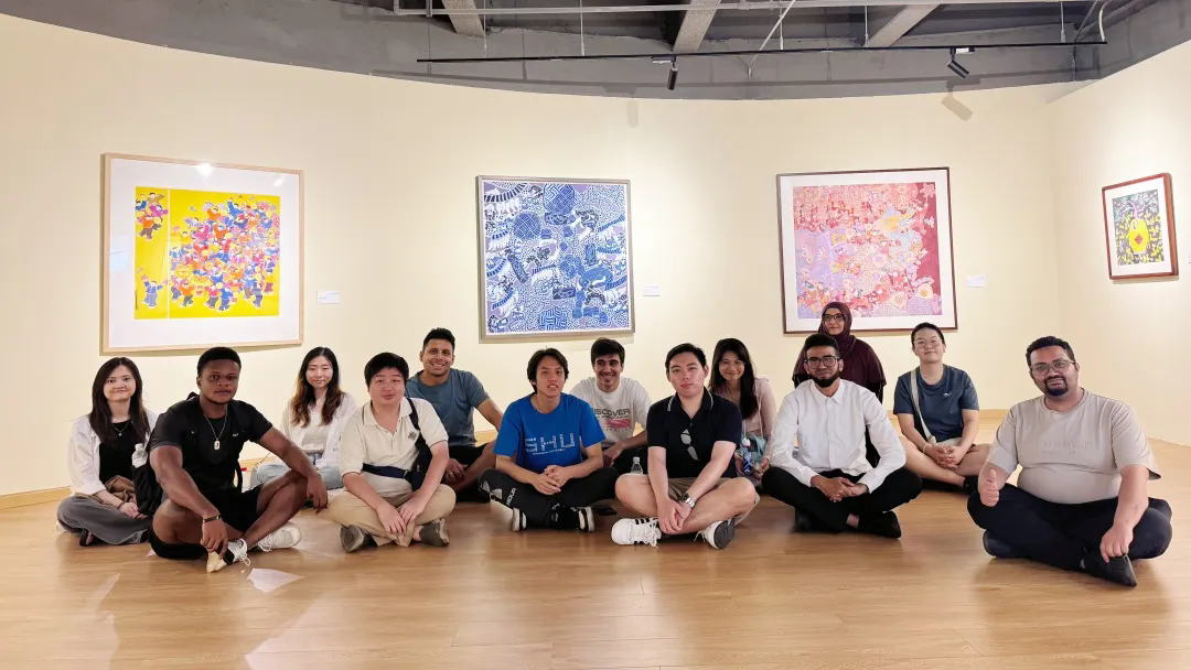 International students explore traditional Chinese weaving  -1.png