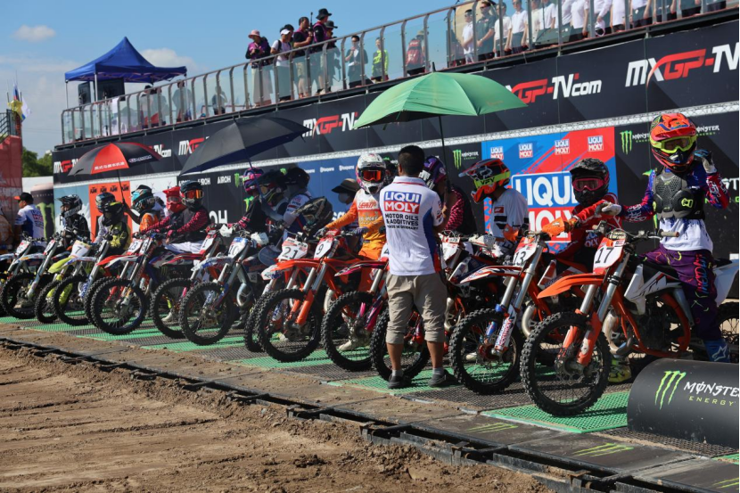 Riders get ready to kick off the race at the Shanghai International Off-Road Circuit in Fengxian district on Sept 14.jpeg