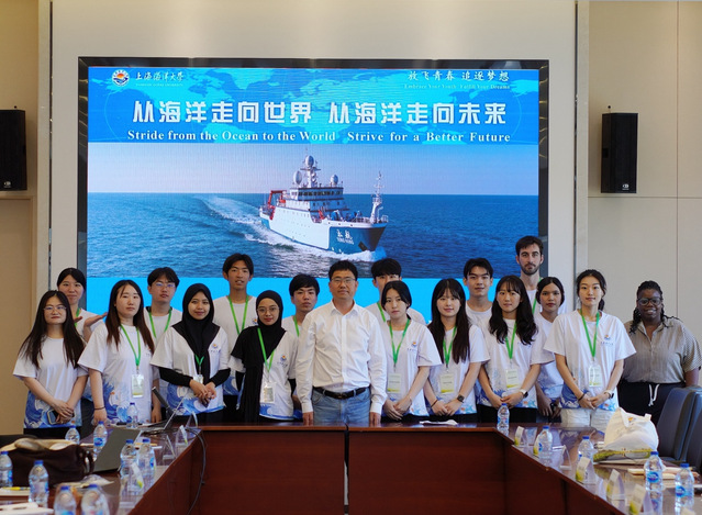​International students pose for a group picture at Shanghai Ocean University.