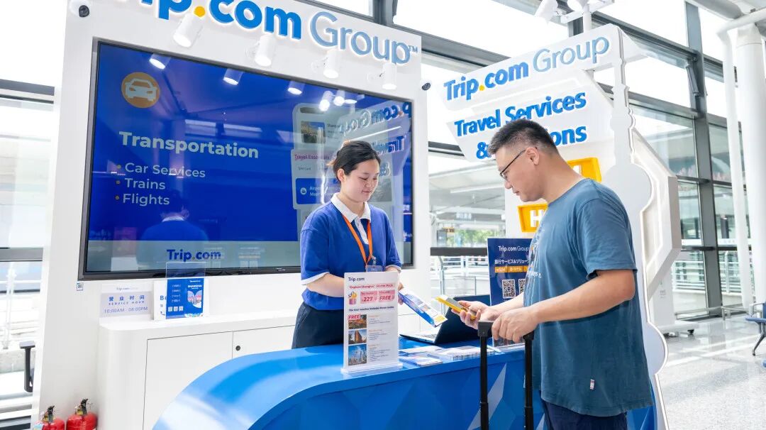 A visitor stops by the Ctrip travel information center.jpg