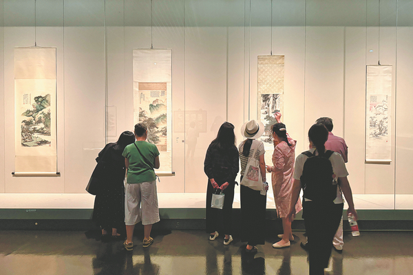 Master's works bring modernity to traditional painting