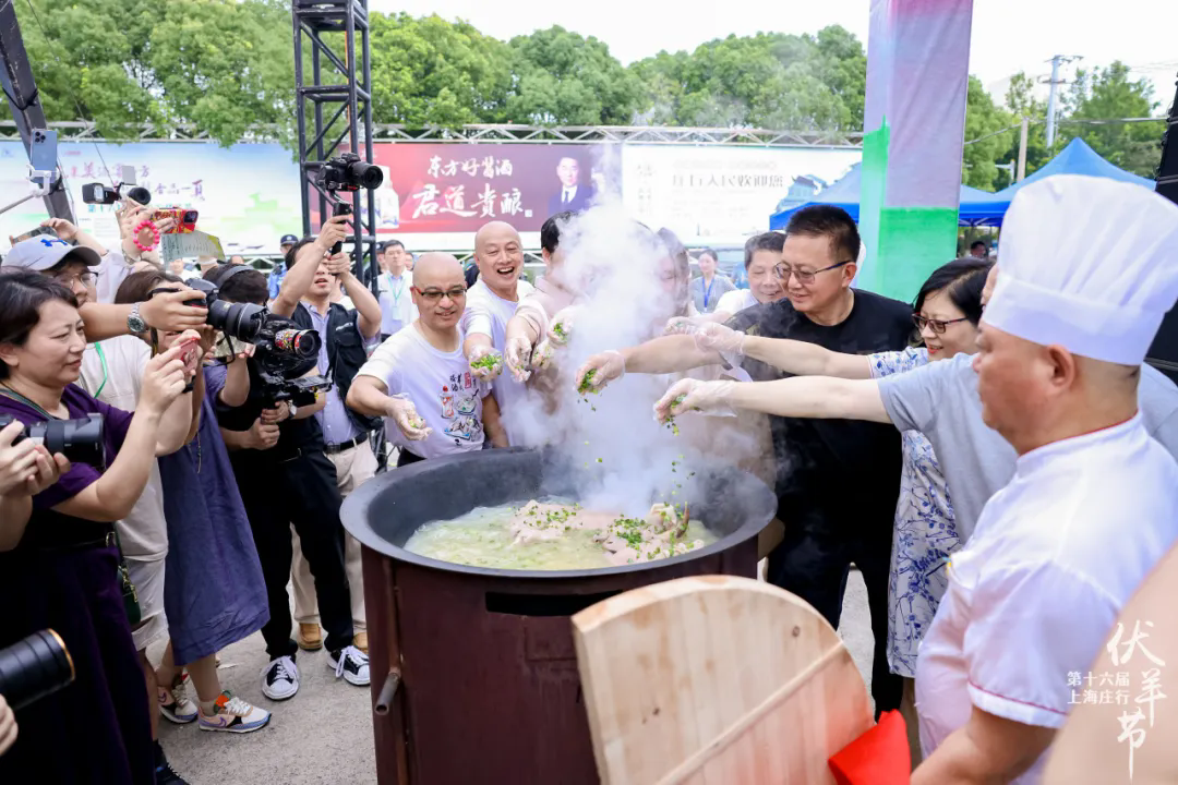 A large pot of mutton soup is prepared for visitors during the 2023 Fuyang feast.png