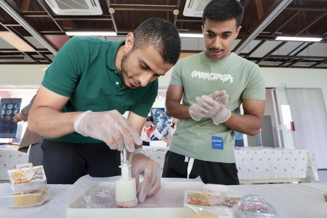 Expats try their hand at making mooncakes.jpg