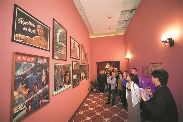 Artist portrays a changing vista.jpeg Artist portrays a changing vista.jpeg