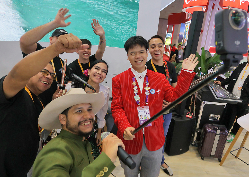 The 'Little Leaves' of CIIE: Young faces behind China's welcome