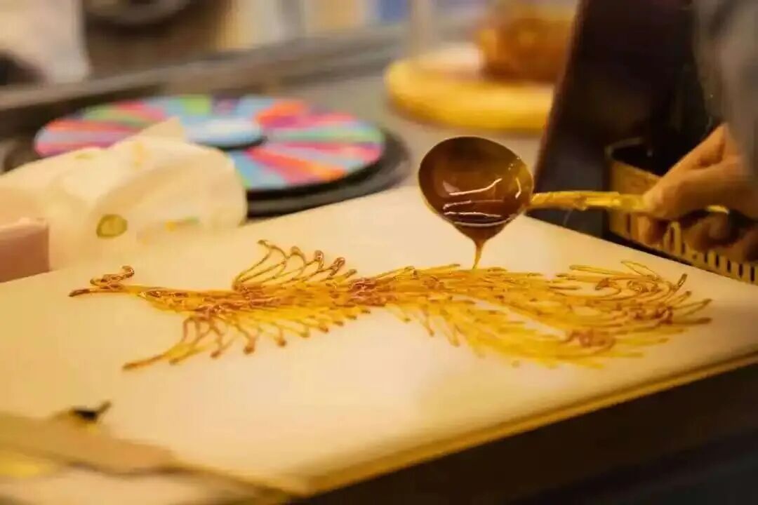 A sugar painting takes the form of a phoenix.jpg