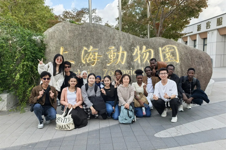 Tongji University students learn Chinese at Shanghai Zoo