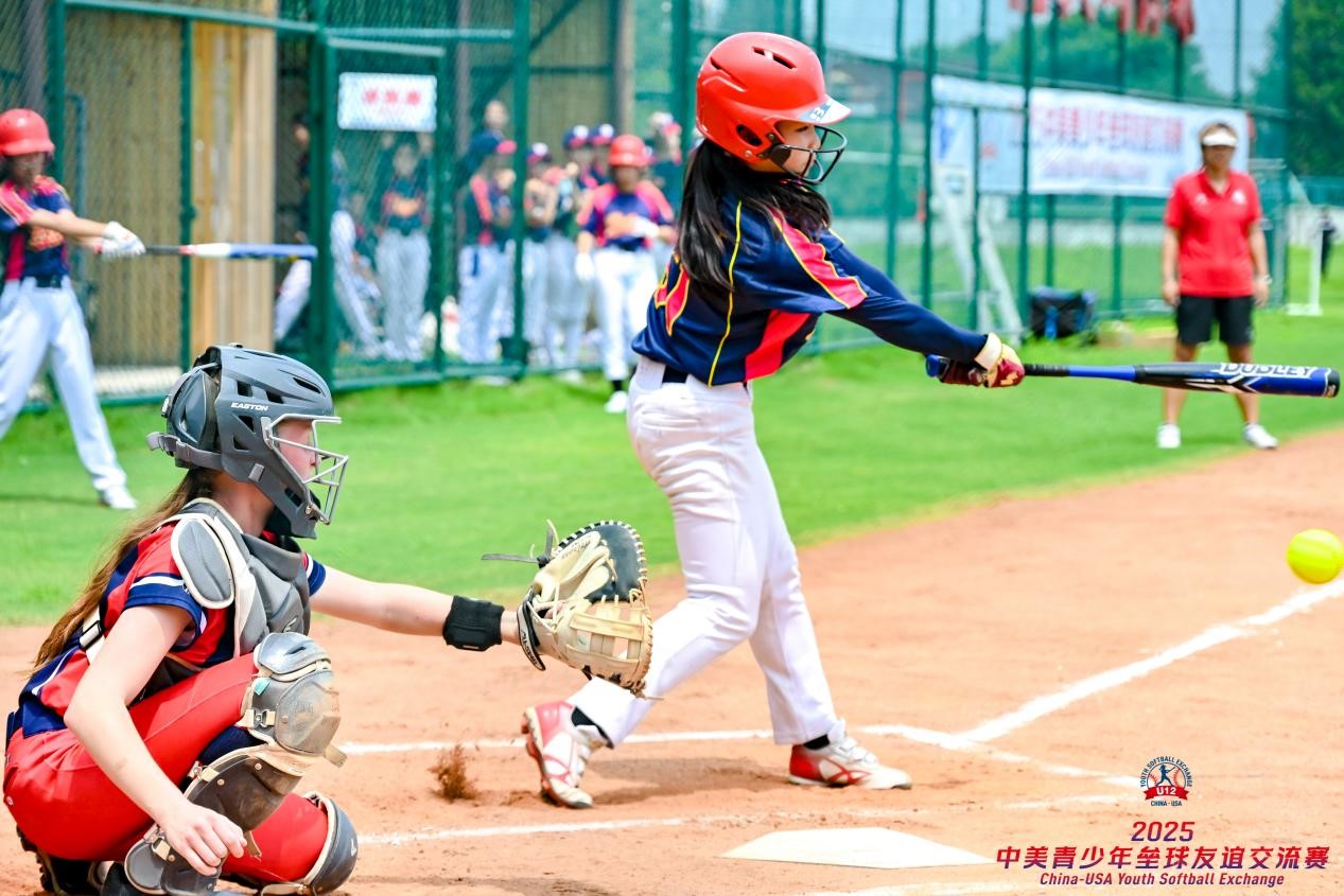 China-US youth softball exchange builds friendship2.jpg