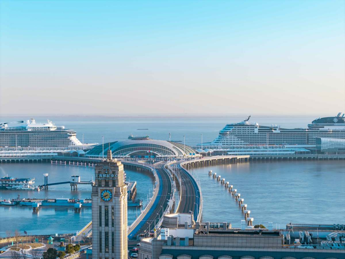 Two cruise ships bring over 9,000 domestic, foreign tourists to Shanghai