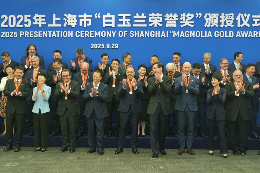 Shanghai honors 30 expatriates for their contributions to the city