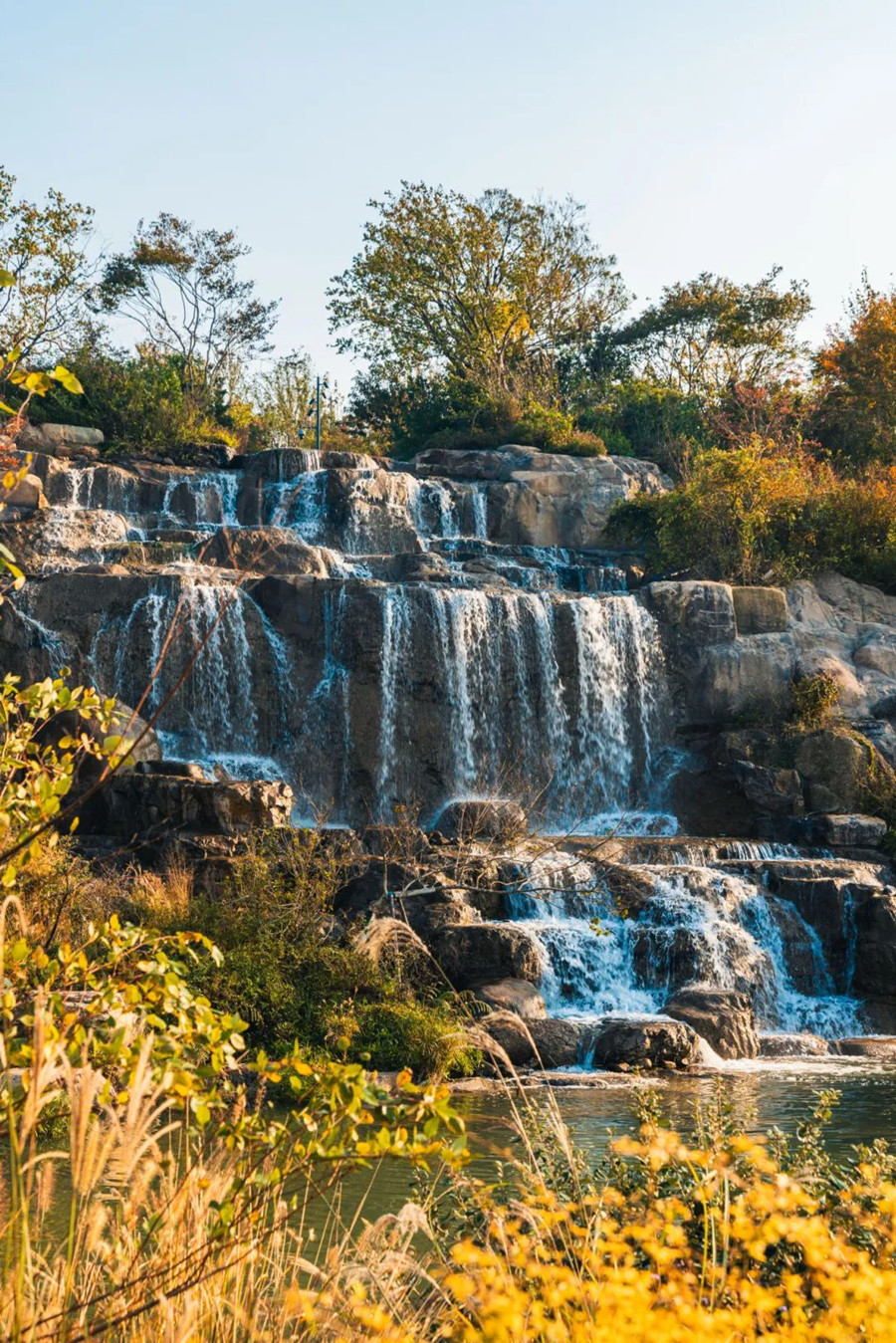 The artificial waterfall in the Expo Culture Park.jpg