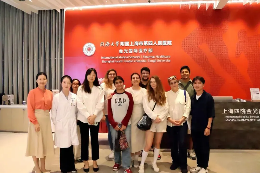 Expats experience immersive TCM course in Hongkou