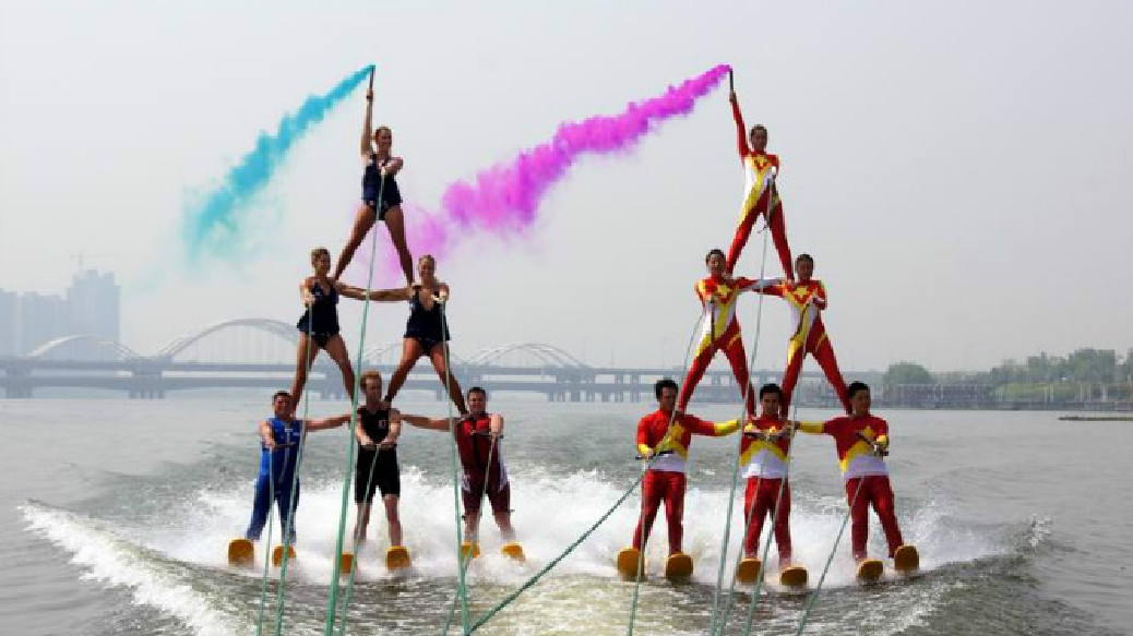 A water acrobatics show at Shanghai Sea World.png