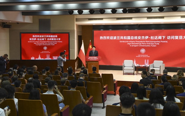 Polish president receives gift from Fudan University3.jpg Polish president receives gift from Fudan University3.jpg