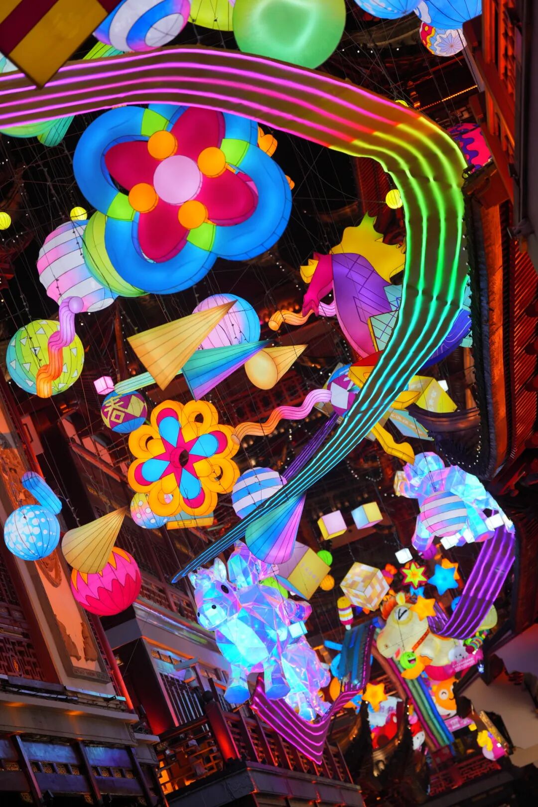 Yuyuan Garden Mall has been adorned with horse-themed light installations and decorations..jpg