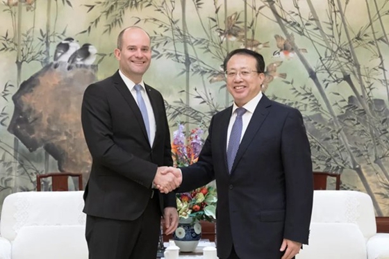 Gong Zheng (R) shakes hands with Lucerne Governor Fabian Peter-4.jpg