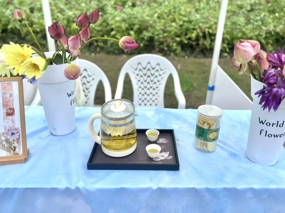 A booth offers water lily tea to visitors..jpg