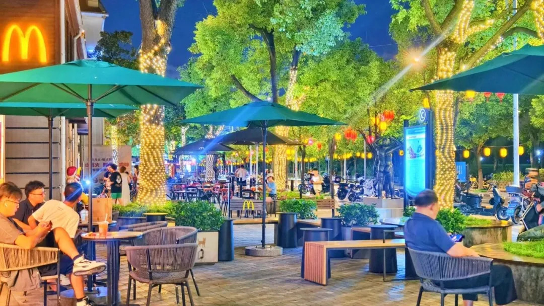 Lake Malaren is bustling with tourists at night..jpg