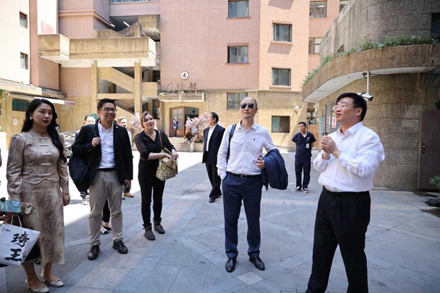 Shanghai overseas returned alumni honor British philanthropist