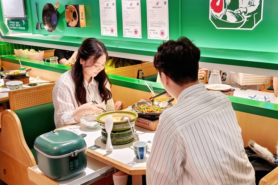 Spicy dishes gain popularity among international visitors in Shanghai