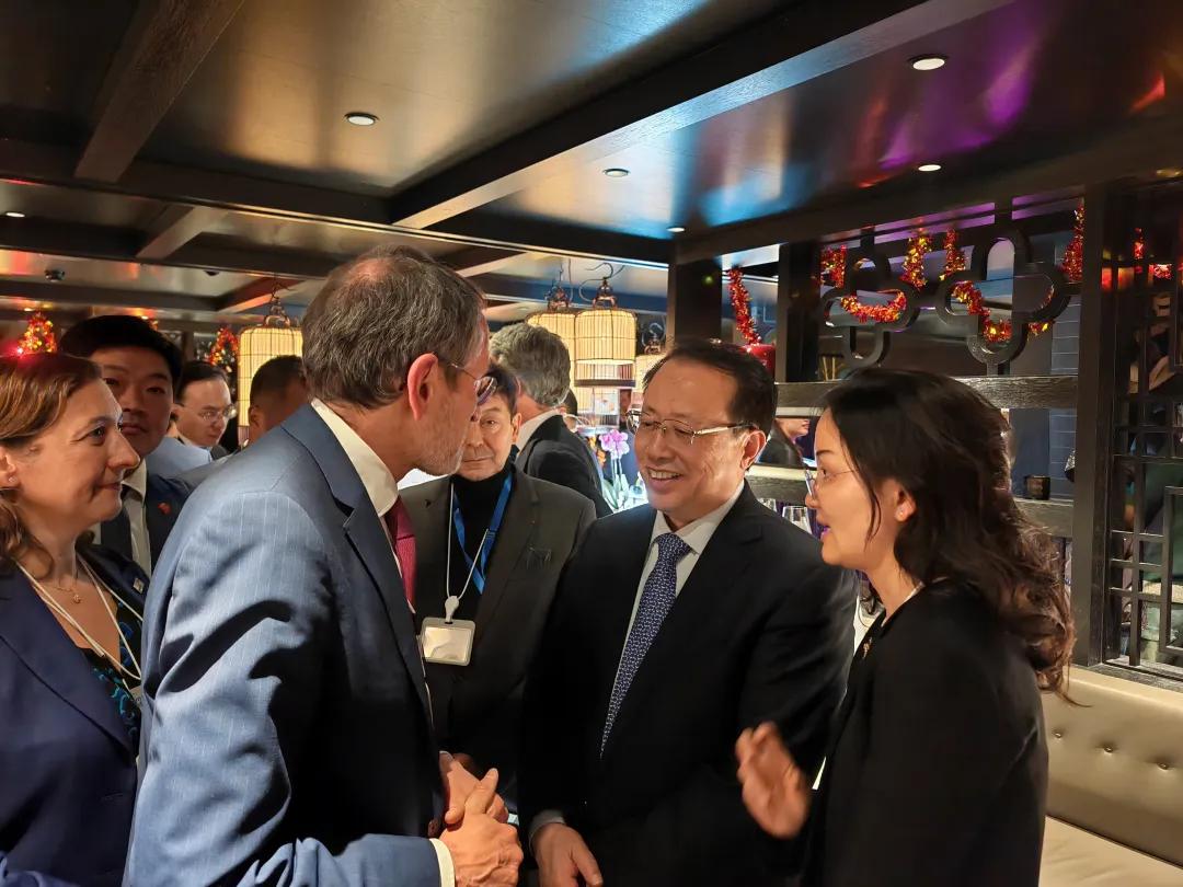 Shanghai Mayor Gong Zheng holds discussions with business leaders and institution representatives. .jpg