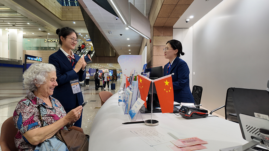 Shanghai airport service stations assist over 140,000 foreign travelers.jpeg