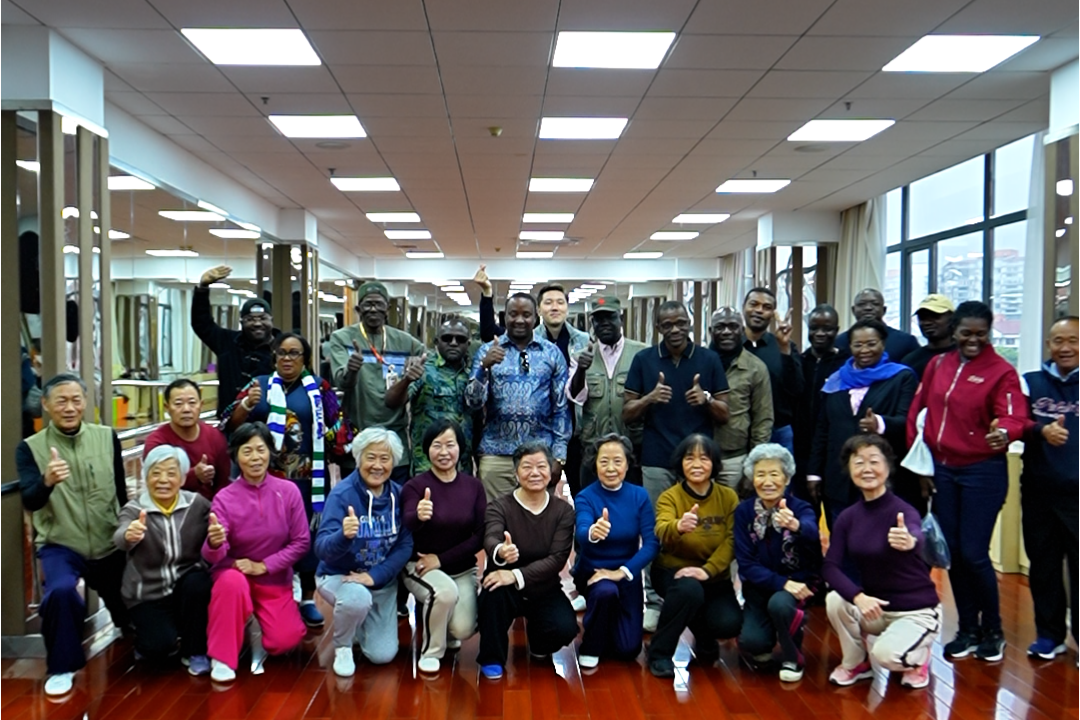 Peking University Dongfang Scholarships delegation visits Huamu subdistrict community in Shanghai