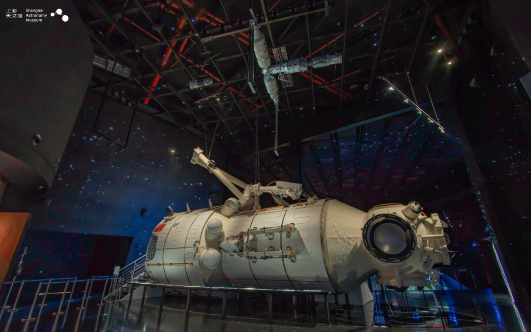Replicas of spacecraft on display in the museum..png