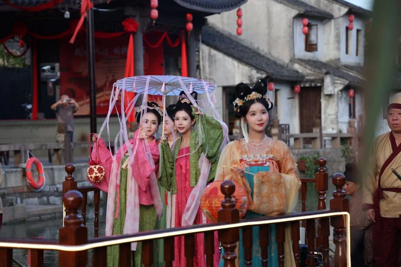 Performers dressed in traditional Chinese costumes entertain the visitors..jpg