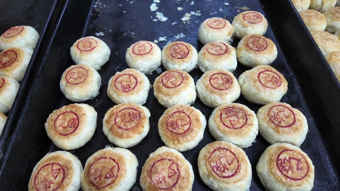 The honey-glazed char siu mooncak.png