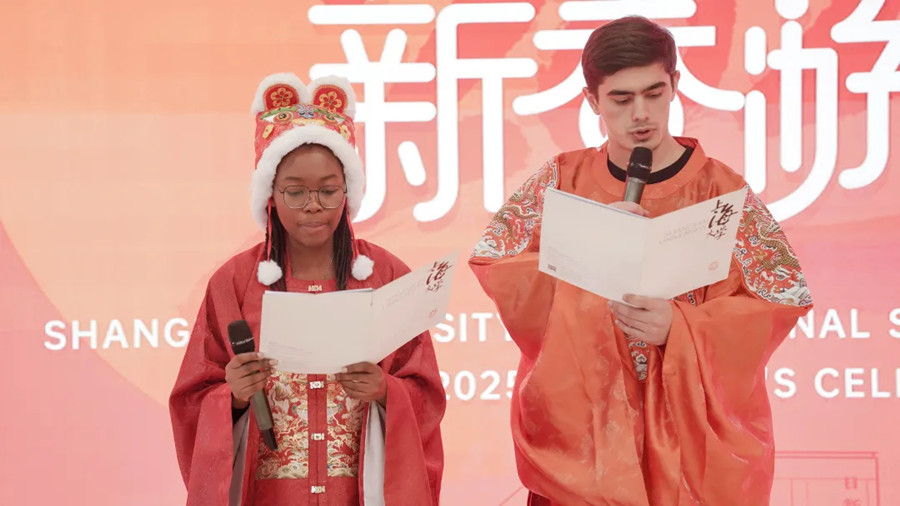 Shanghai University honors international students, celebrates Spring Festival1_副本.jpg