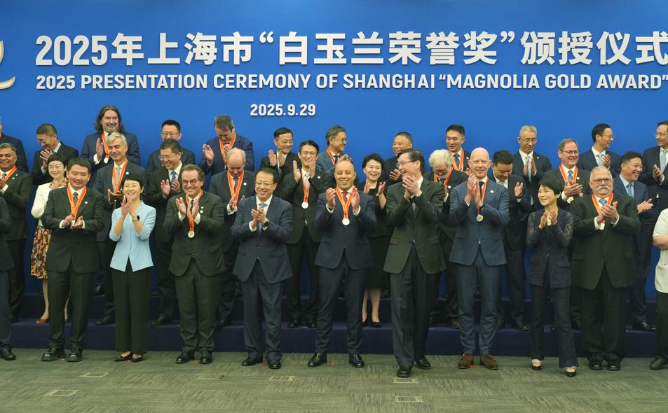 Changning expats honored with honorary citizenship, Magnolia Gold Award for 2025