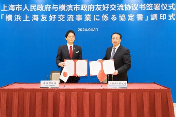 Gong Zheng (R) signs a new exchange agreement with Yokohama Mayor Takeharu Yamanaka-5.jpg