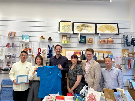 Foreign journalists donate Dragon Boat prize to Shanghai's visually impaired-friendly bookstore