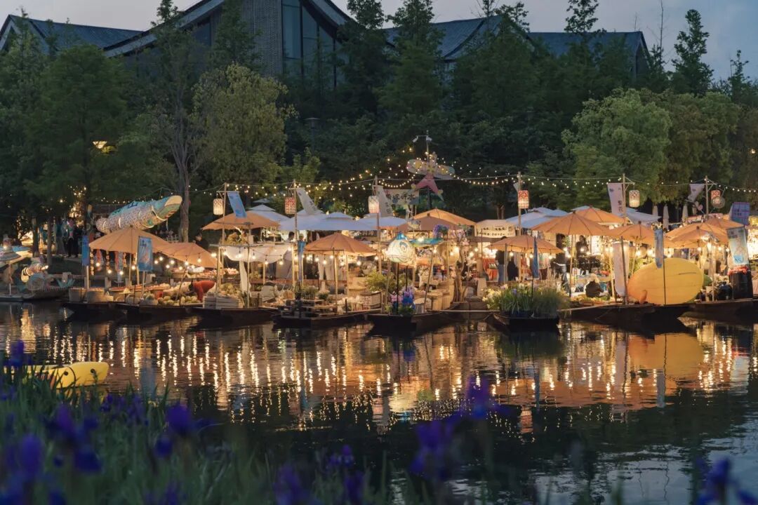 City's first floating market opens at Panlong Tiandi