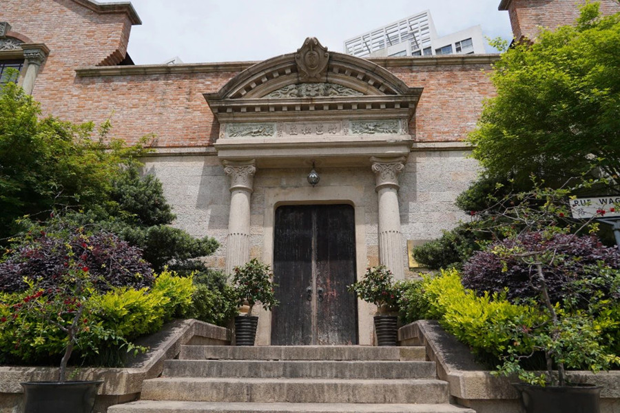The European-style arched doors of the mansion are beautifully complemented by Chinese elements like a Chinese dragon and phoenix.jpg