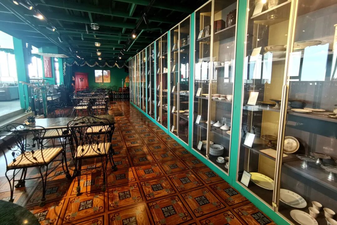 Tea sets on display at the exhibition. 1.jpg