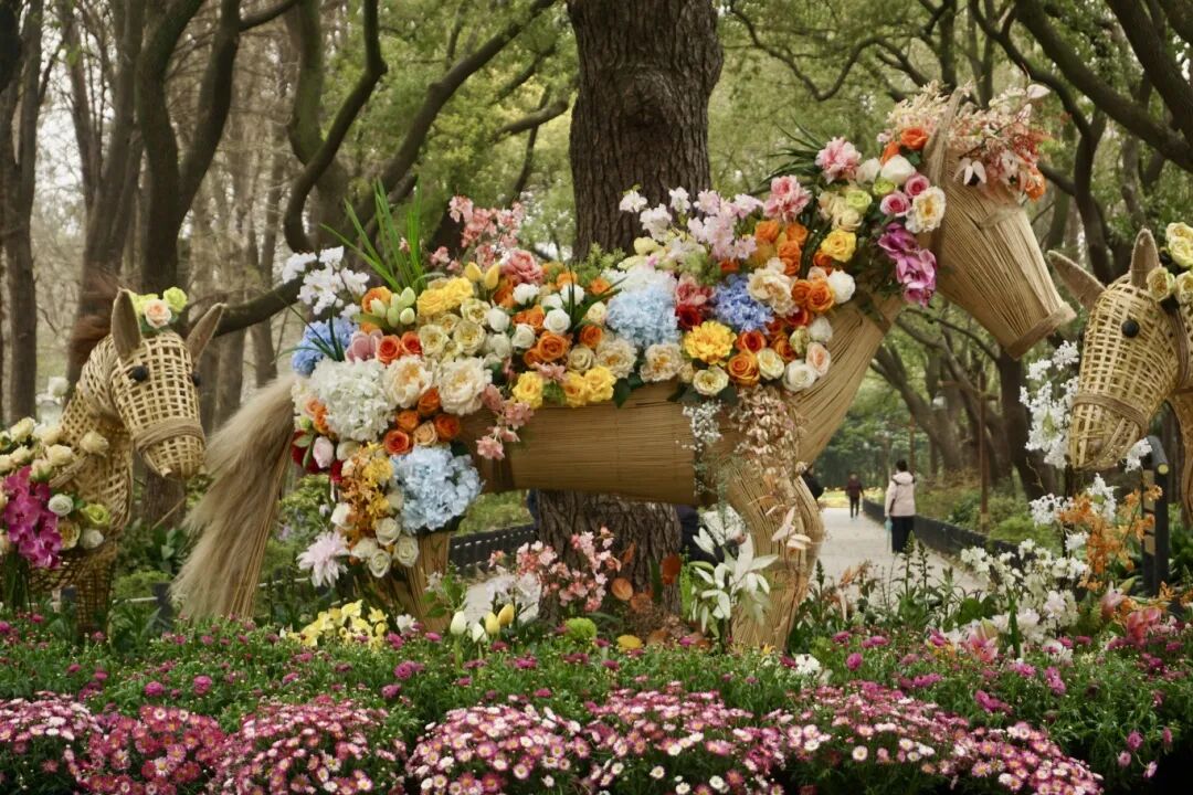 The horse-themed floral art installations.jpg