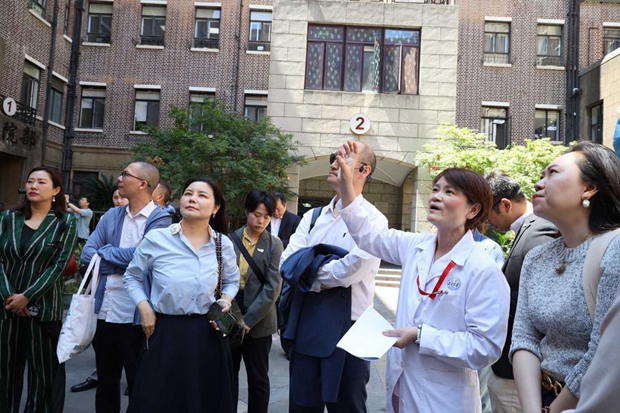 Shanghai overseas returned alumni honor British philanthropist