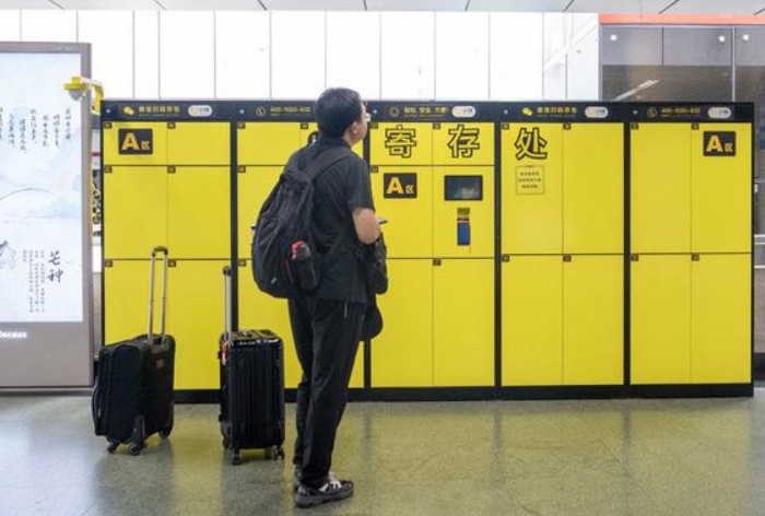 Shanghai Metro offers free luggage storage services 