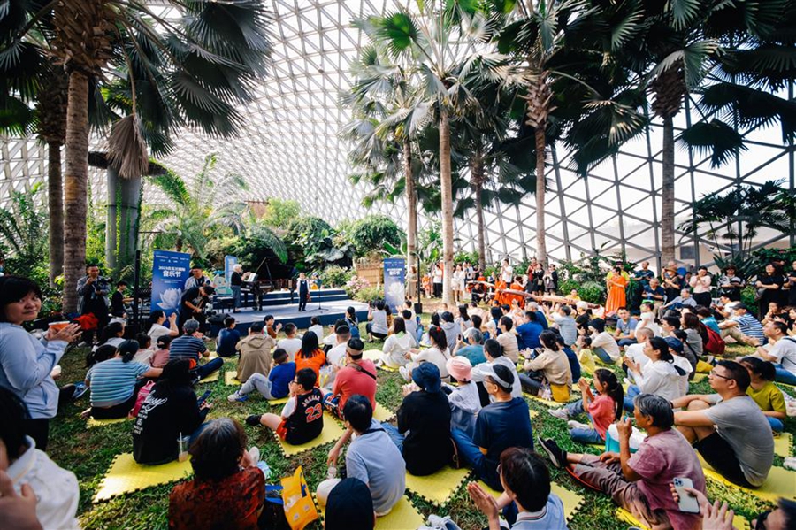 Botanic garden hosts nature carnival during holiday.jpg