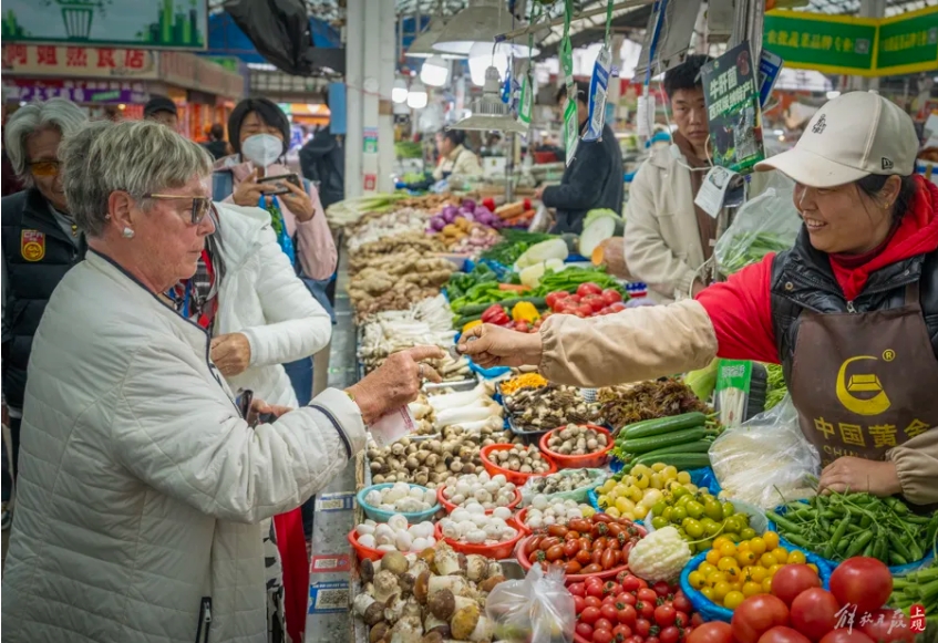 Off the beaten path: Touring farmers' market in Shanghai