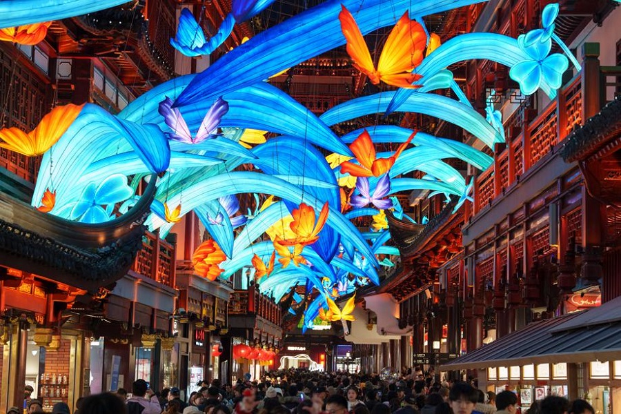 Yuyuan Garden lights up with Year of the Snake lantern installations