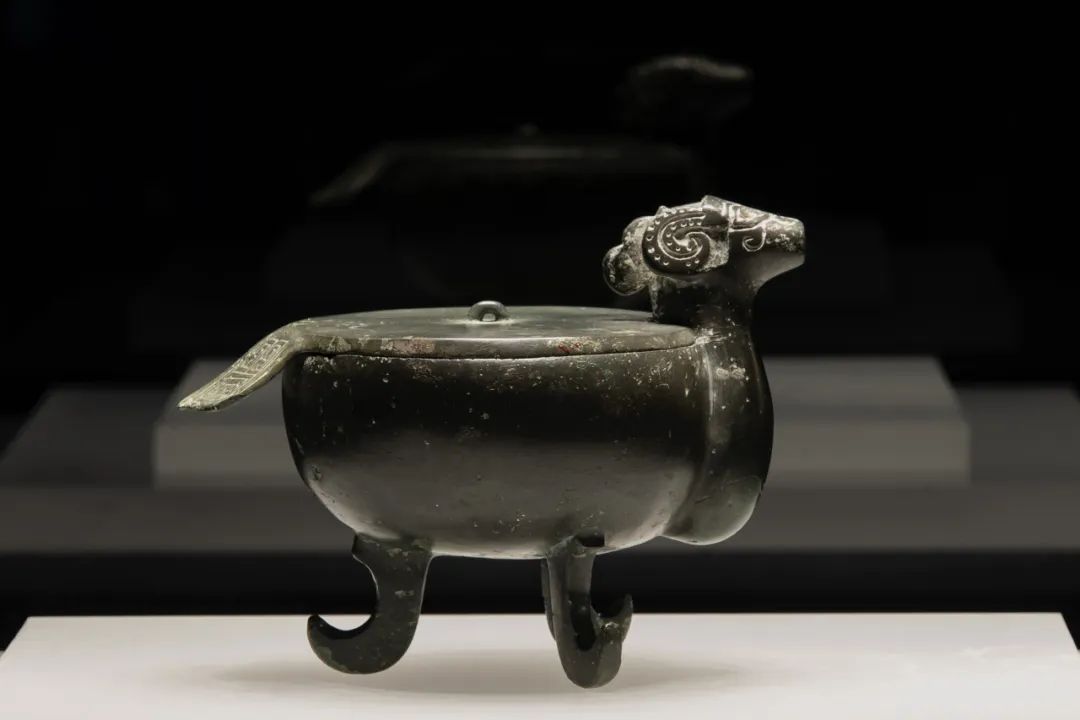 The lidded tripod bronze Zun.jpg