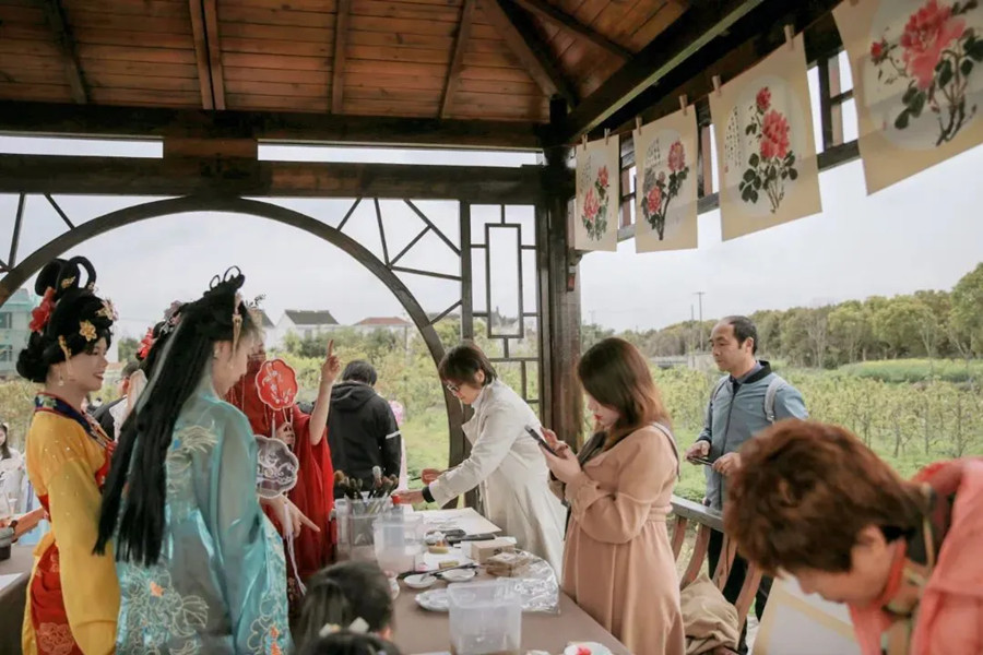 Visitors enjoy on-site painting demonstrations by folk artists.jpg