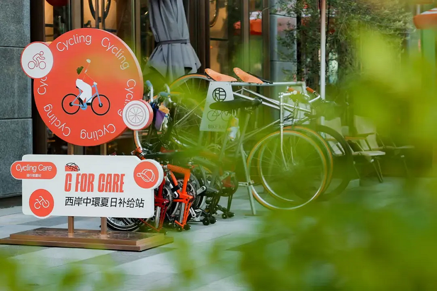 West Bund Central's summer supply station keeps riders, pets cool